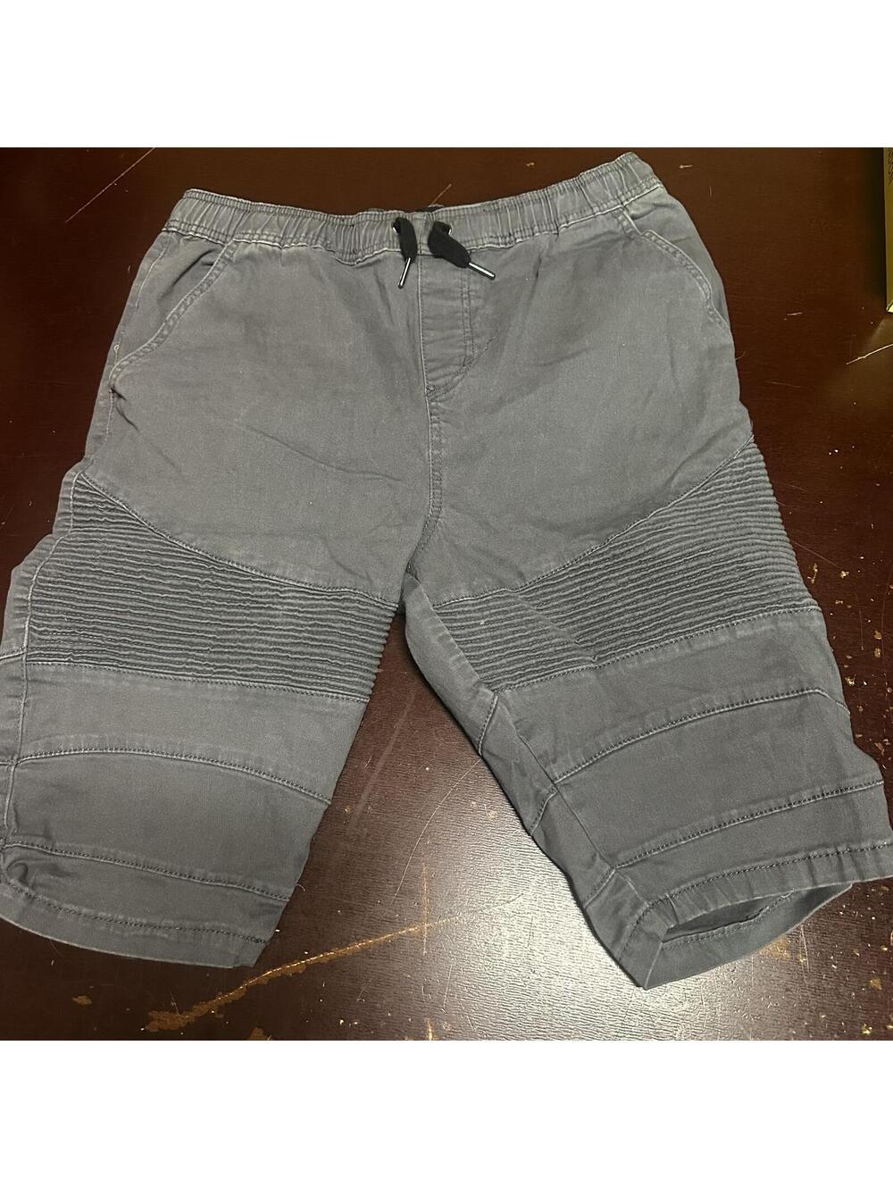 Carbon gray man’s Kk khaki shorts, XL